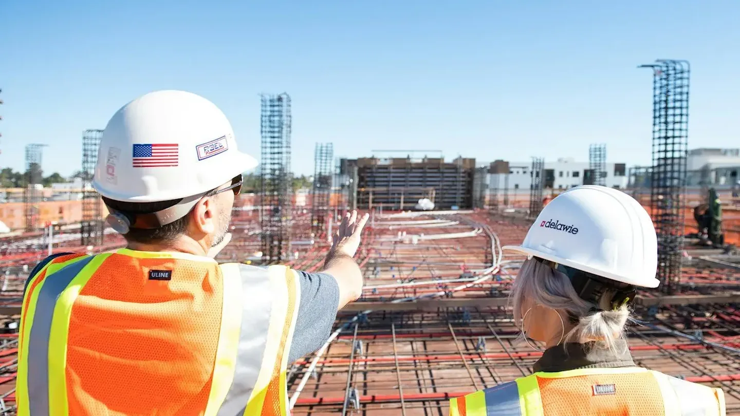 &Eacute;quipe en tenue de s&eacute;curit&eacute; sur un chantier industriel