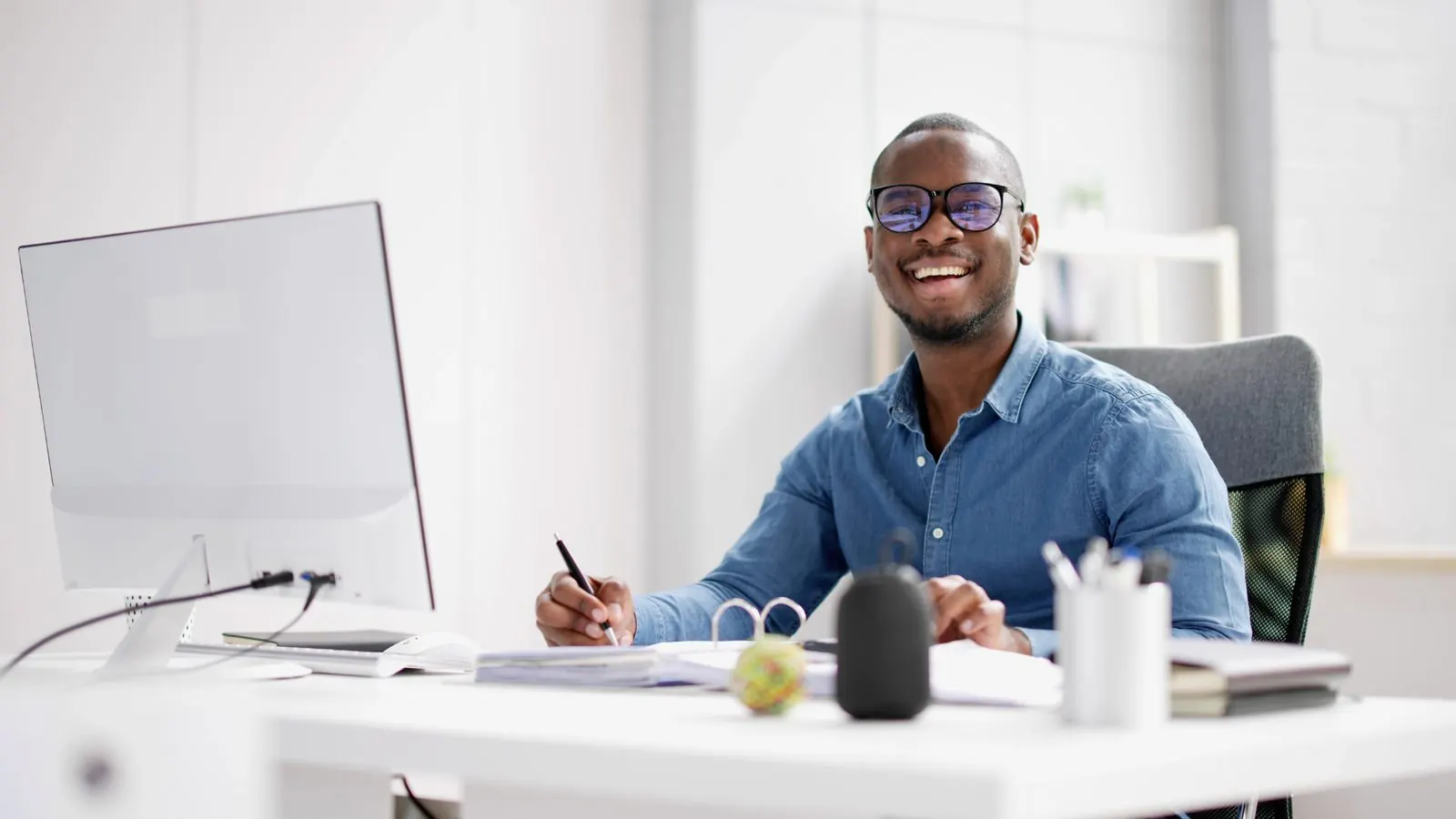 Ing&eacute;nieur au bureau, entre &eacute;cran et notes manuscrites