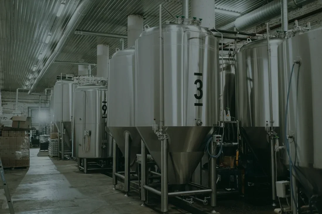 Cuves de process inox dans un atelier industriel, équipements concernés par un arrêt technique