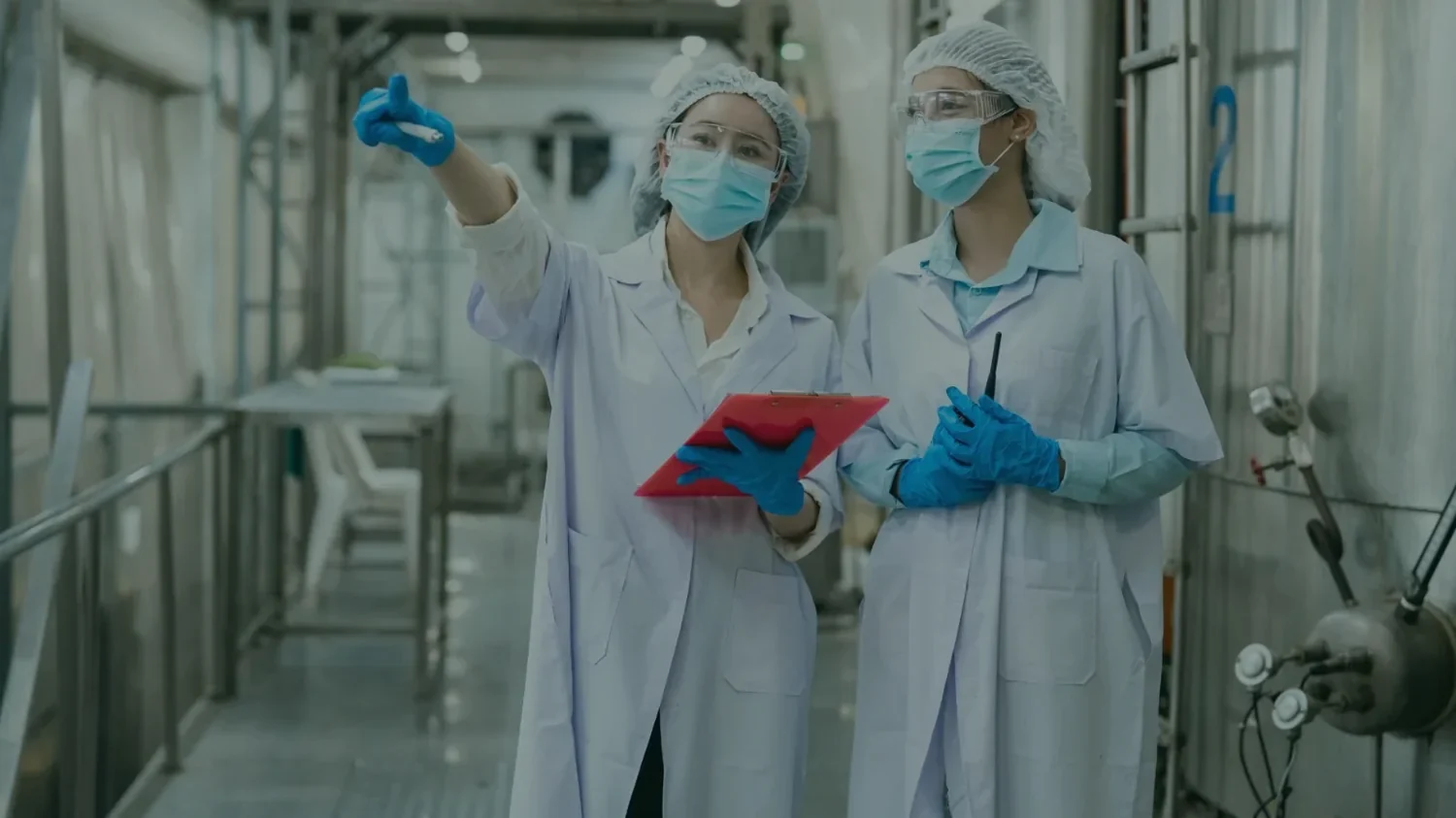 Deux techniciennes qualité en tenue d'hygiène inspectant une ligne de production agroalimentaire, presse-papier à la main, dans le contexte d'un audit IFS/BRC