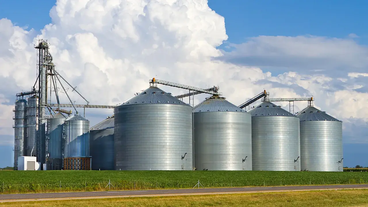Silos de stockage m&eacute;talliques sur un site agroalimentaire